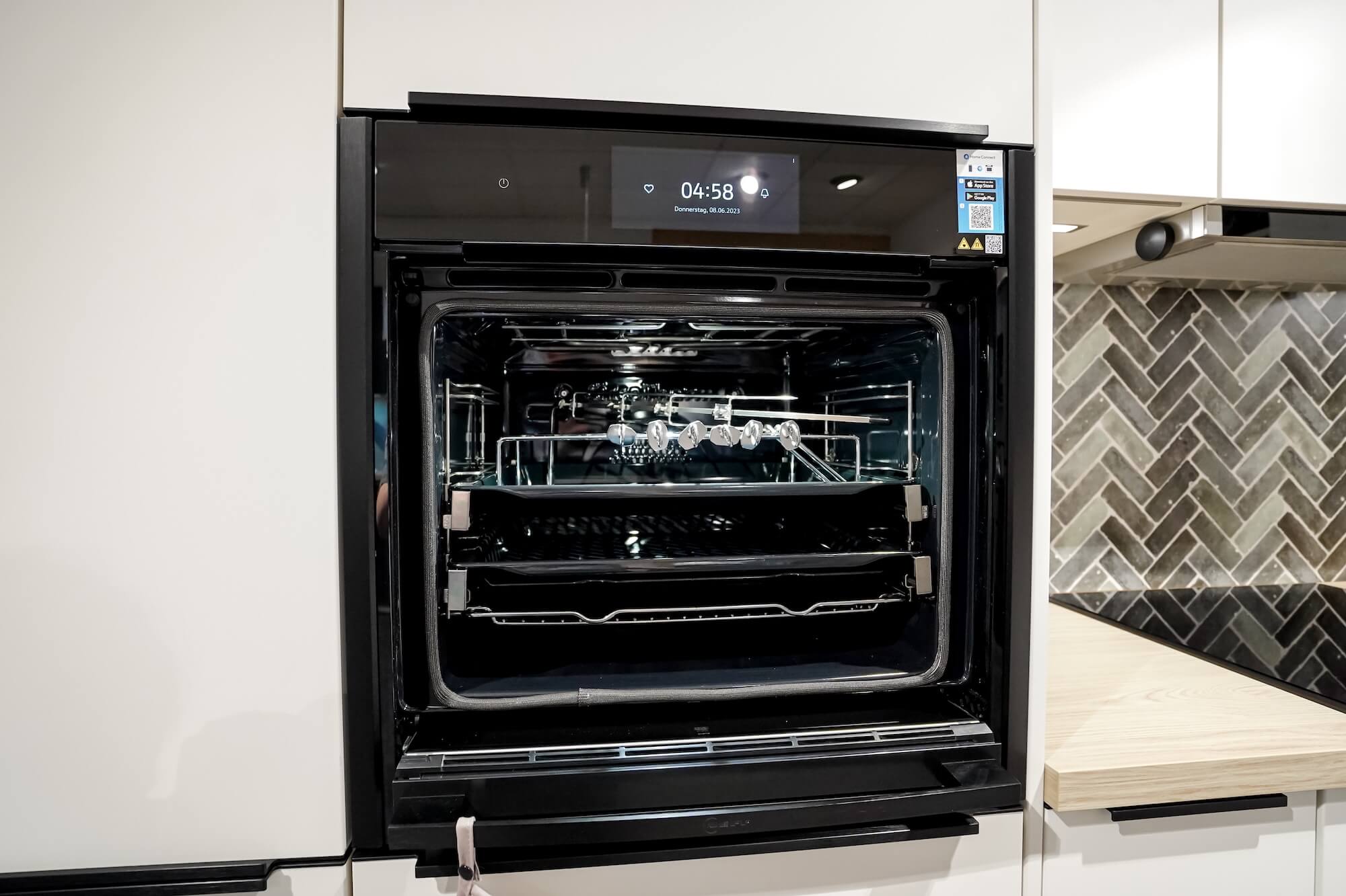 Moderne Kueche mit Neff Backofen mit versenkbarer Backofentuer